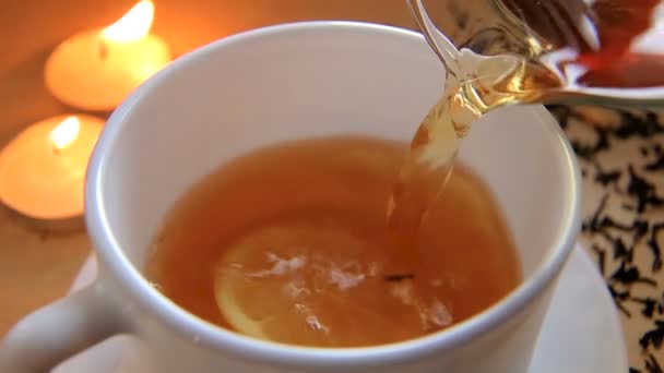 Uma xícara de chá preto quente — Vídeo de Stock