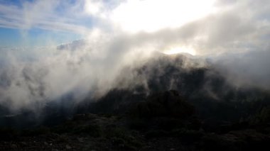 Bulutlar Dağların üzerinden hareket