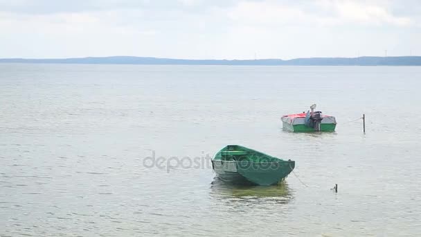 Zadokowany Fisher łodzie na brzegu jeziora — Wideo stockowe