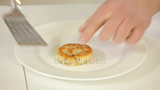 Cocinar panqueques caseros de papa — Vídeos de Stock