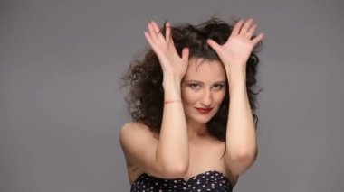 Genç esmer, uzun kahverengi kıvırcık saçlı dans eden