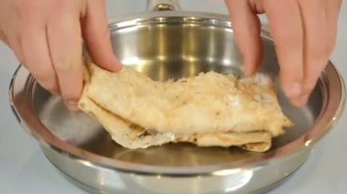 Krem peynirli tortilla yemek
