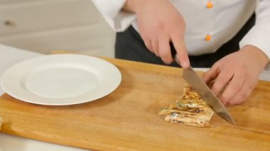 Krem peynirli tortilla yemek