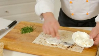 Krem peynirli tortilla yemek