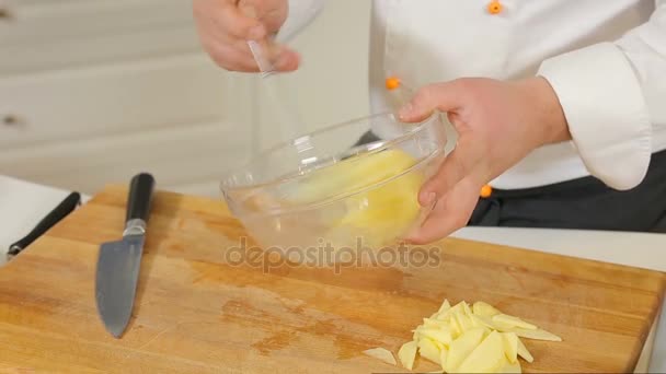Szef kuchni jest ubijanie jaj w szklanej misce — Wideo stockowe