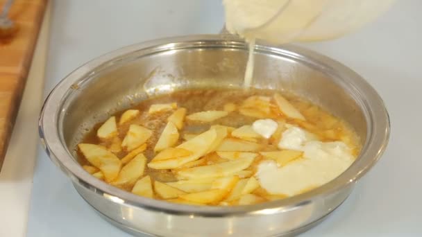 Chef is cooking cheesecake with caramelized apple — Stock Video