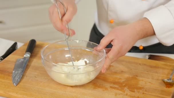 Kuchař je míchání sýr s vejci ve skleněné míse — Stock video