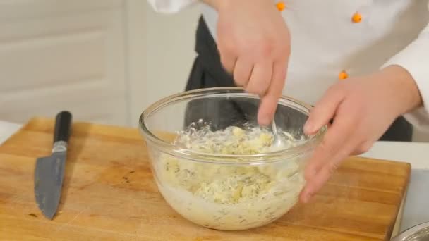 Делать картофельное тесто для пельменей или клецок — стоковое видео