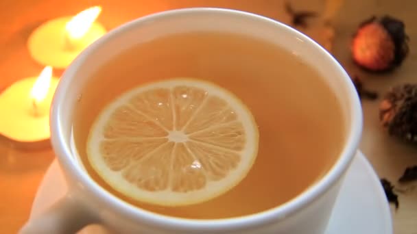 Una taza de té negro caliente — Vídeo de stock