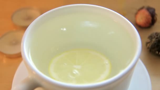 Agua caliente de limón en una taza — Vídeo de stock