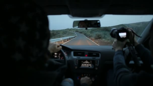 Οδήγηση ενός αυτοκινήτου στο δρόμο βουνού — Αρχείο Βίντεο