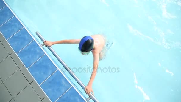 Ung pojke doppning under vatten — Stockvideo