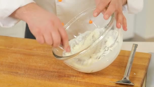 Teig für Quarkpfannkuchen machen — Stockvideo