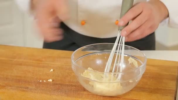 Делать тесто для пельменей — стоковое видео