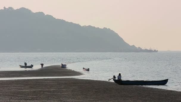 Misty paesaggio marino tropicale con barche e silhouette pescatori — Video Stock