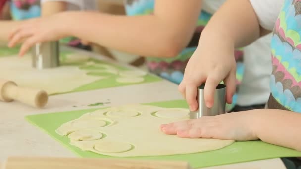 Los niños trabajan con masa — Vídeo de stock