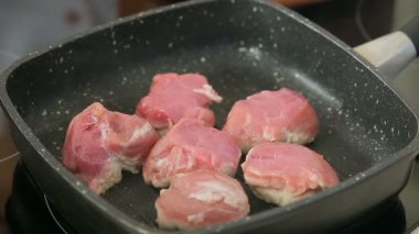 Bir tavada sığır filetosu