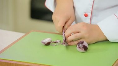 Şef kırmızı soğan doğrama