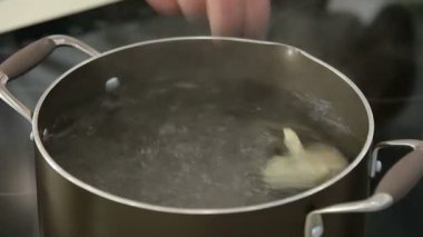 Taze el yapımı mantı kaynar