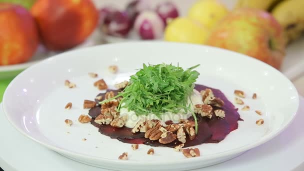 Beetroot salad with cheese — Stock Video