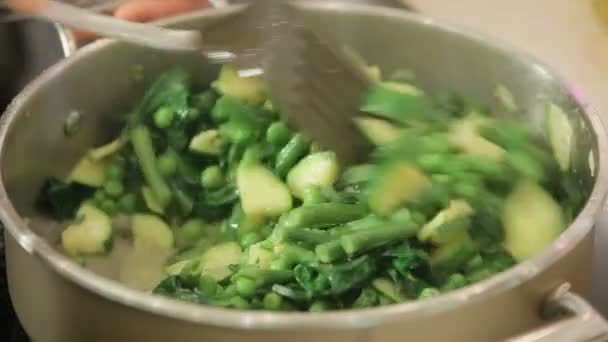 Парові зелені овочі на сковороді — стокове відео