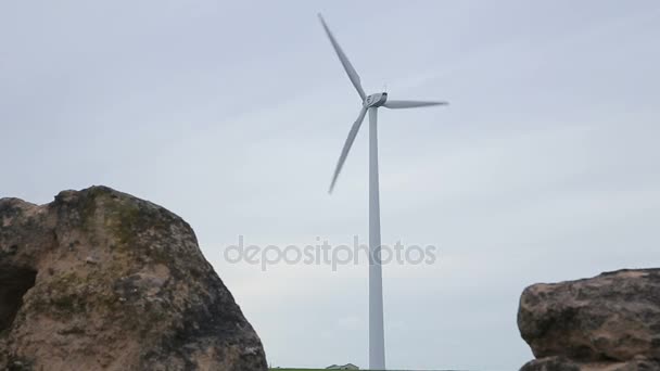 Руины и ветряные турбины в поле — стоковое видео