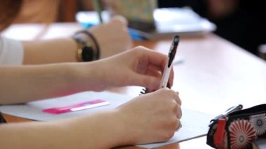 Lise genç öğrencileri masasında