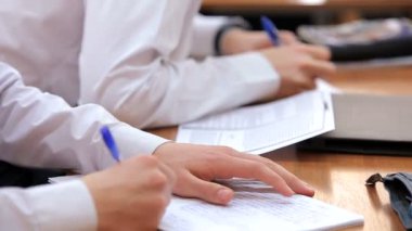 Lise genç öğrencileri masasında