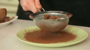 Şef çikolata truffles yapıyor