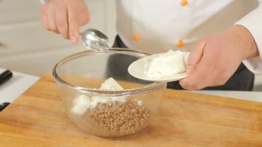 Chef malzemeler karıştırma