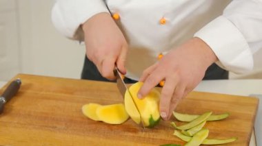 Soyma ve kesme mango
