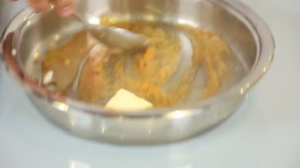 Koch schmilzt Zucker mit Butter — Stockvideo