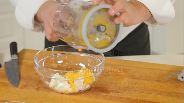 Postre dulce de requesón y puré de frutas — Vídeos de Stock