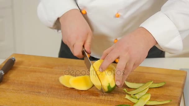 Loupání a řezání mango — Stock video