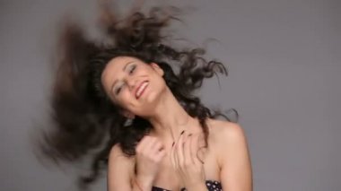 Genç esmer, uzun kahverengi kıvırcık saçlı dans eden