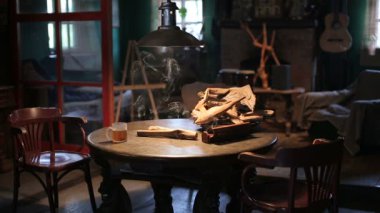 Bir fincan çay ahşap tablo