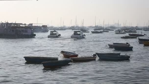Туристические и рыбацкие лодки у гавани — стоковое видео
