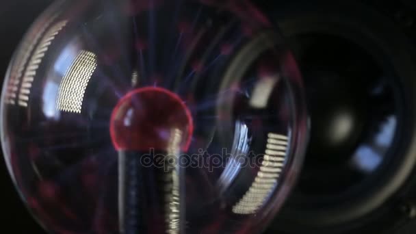 Plasma globe reagerar på högtalare spelar — Stockvideo