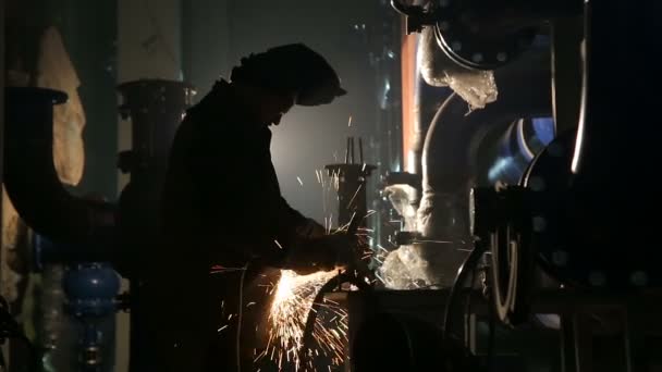 Worker cutting metal with grinder — Stock Video