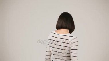 Genç esmer gülümseyen ve dans