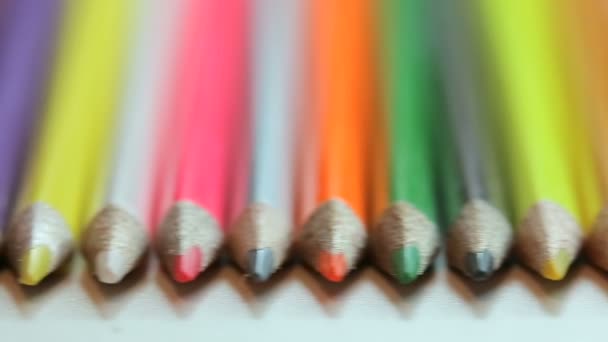 Цветные карандаши на белом столе — стоковое видео