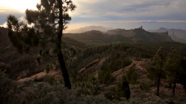 Bulutlar Dağların üzerinden hareket