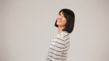 Genç esmer gülümseyen ve dans