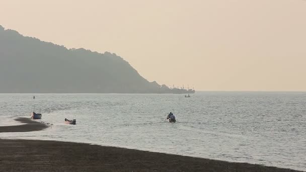 Misty paysage tropical avec des bateaux et des silhouettes de pêcheurs — Video