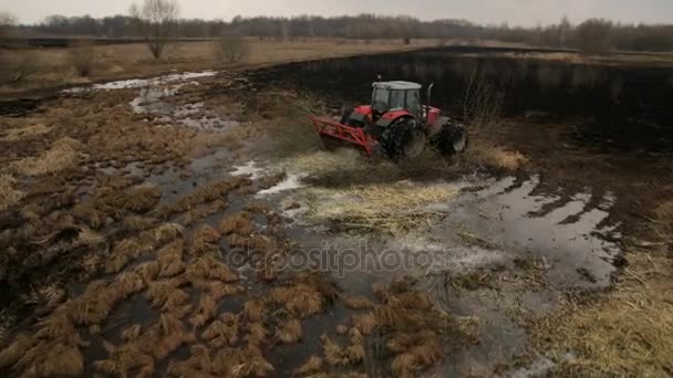 農地土壌を耕すトラクターで空撮 — ストック動画