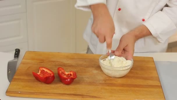Приготування перцю, фаршированого сиром — стокове відео