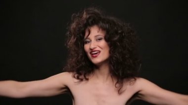 Genç esmer, uzun kahverengi kıvırcık saçlı dans eden