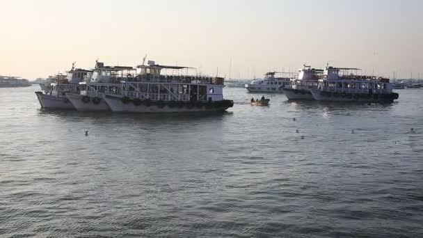 港で観光とフィッシャー ボート — ストック動画