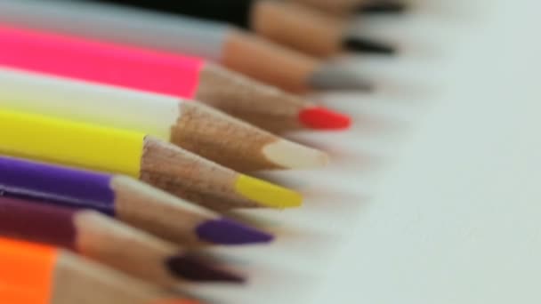 Χρωματιστά μολύβια σε λευκό τραπέζι — Αρχείο Βίντεο