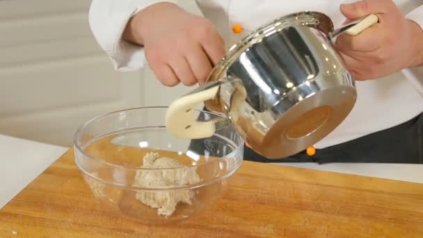 Het maken van deeg voor de pannenkoeken van de wrongel — Stockvideo